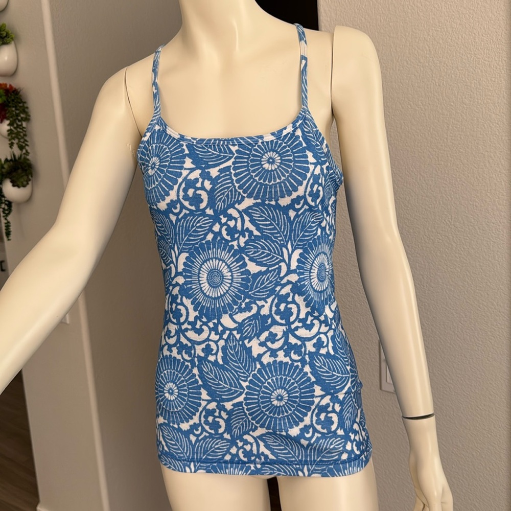 Lululemon 8 Power Y Tank Porcelain
Blue Beachy Floral Rare